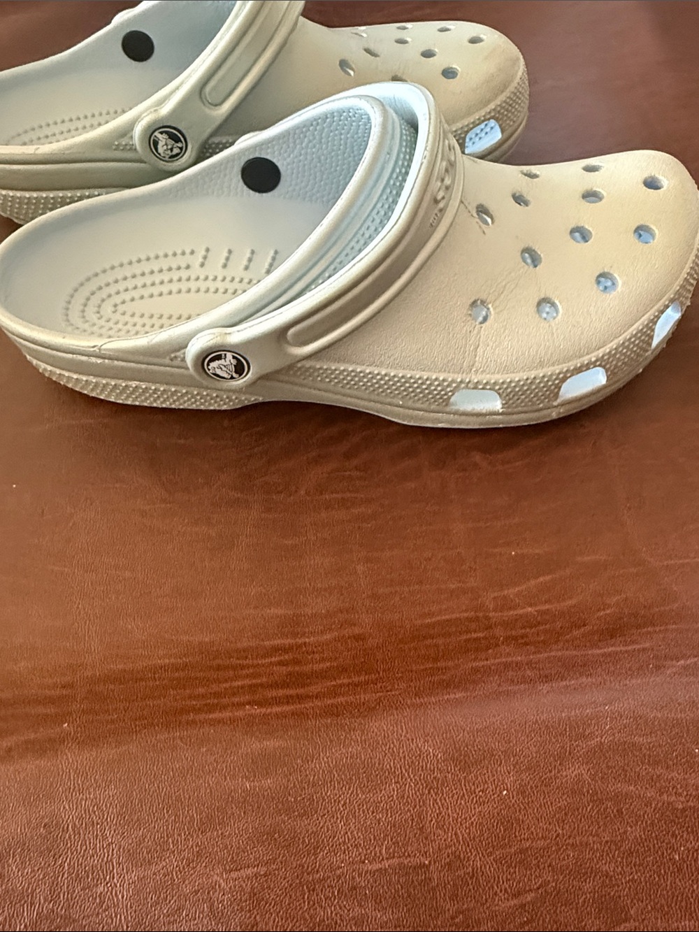 CROCS unisex Classic Clog in Metallic Silver - Picture 3 of 4